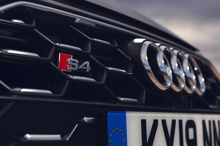 Логотип Audi S4 Sedan TDI (B9) 2019 года  (UK) (фото 12 из 27)